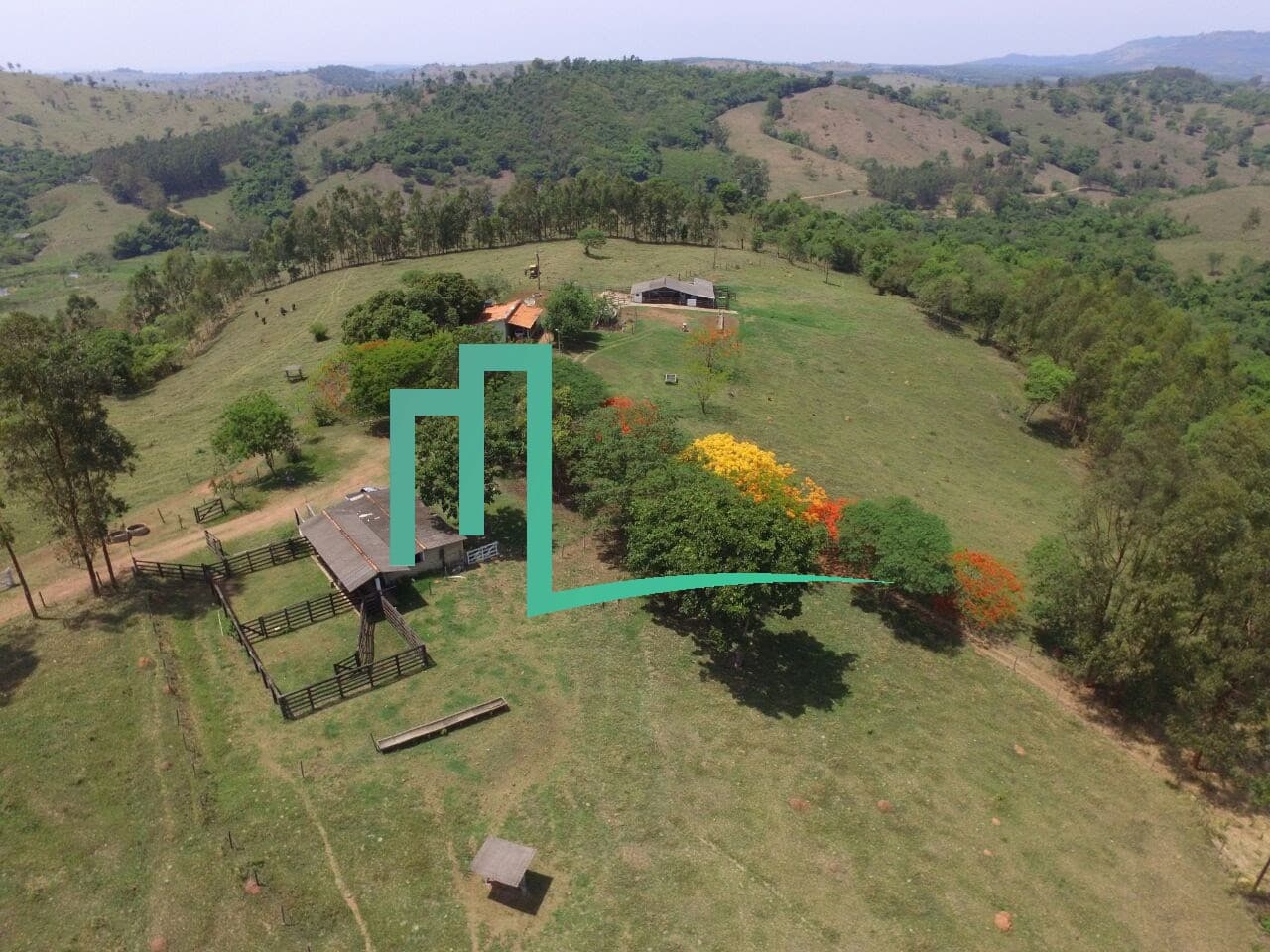 SÍTIO PRÓXIMO Á CIDADE DE CAPETINGA/MG EXCELENTE OPORTUNIDADE! - 02 dormitórios - Sala - Cozinha - Lavanderia - Mobil