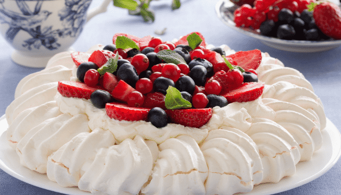 Pavlova de Frutas Vermelhas Sobremesa do Irresistível