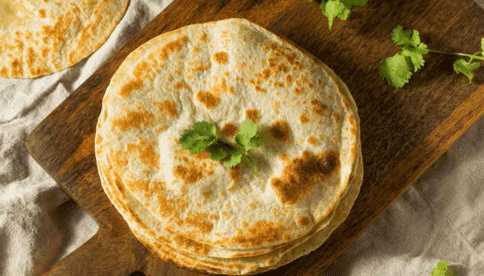 Conhecer outras culturas através da culinária é ótimo e esse pão sírio rápido é incrivelmente delicioso de fazer e comer.