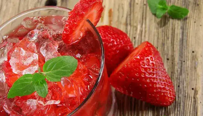 Caipirinha de morango a bebida da amizade - Receitas e Cozinha