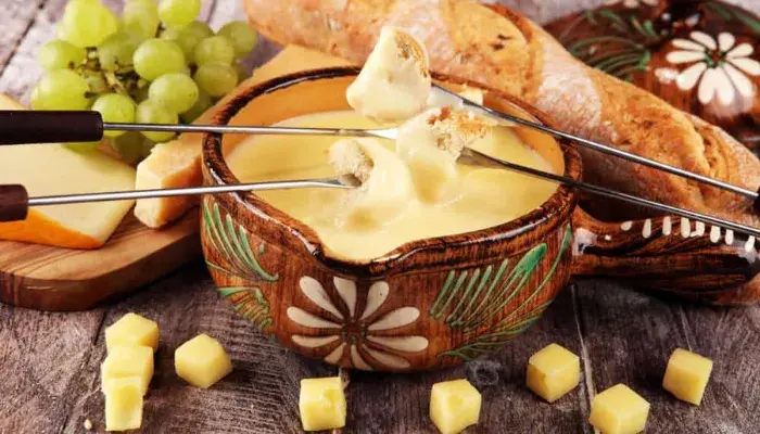 Fondue de queijo fácil de fazer e impressionar faça