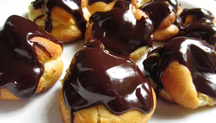 Profiterole com calda de chocolate aprenda a receita