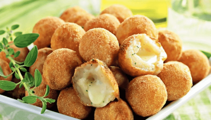 Bolinho de queijo com 3 ingredientes faz rápido aí - Receitas e Cozinha