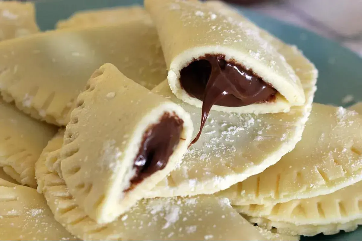 Pastel de Leite Ninho com Chocolate Sempre Faço Aqui