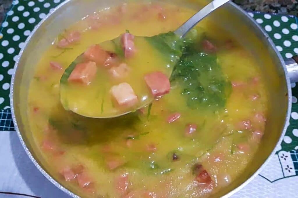 Receita de Caldo de Mandioquinha com Calabresa Prática e Super Saborosa - Receitas e Cozinha