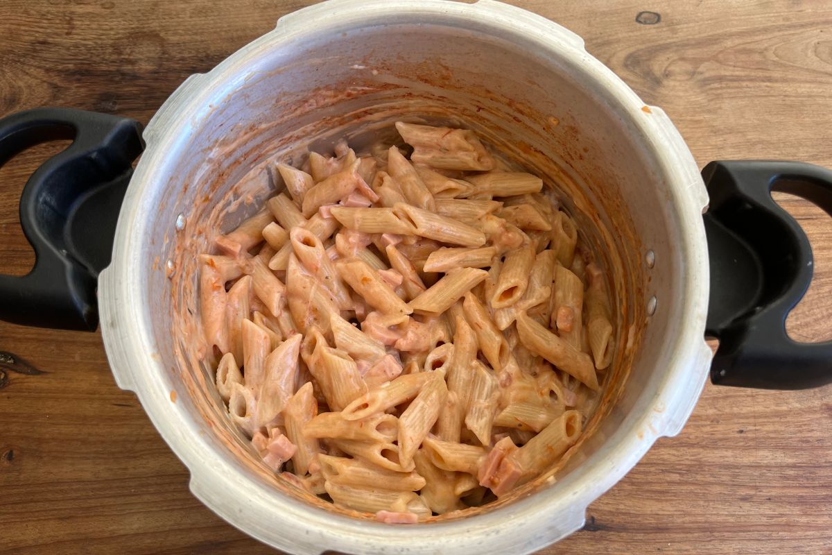 Macarrão de Panela de Pressão Rapidez e Sabor em um Só Prato