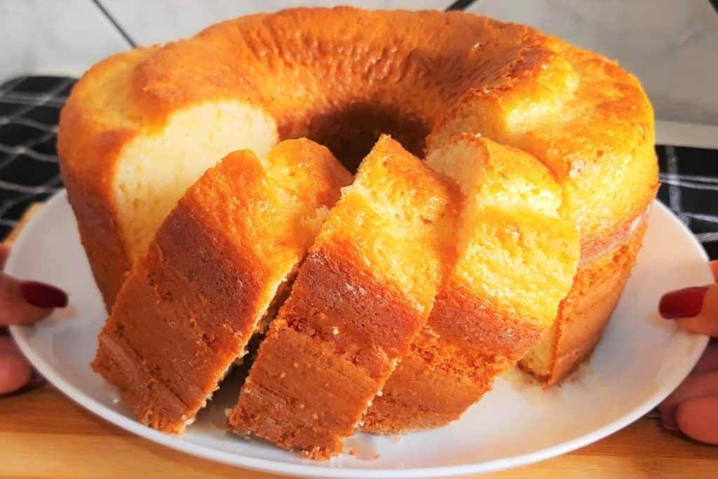 Bolo de Maizena de Liquidificador Fofinho Como um Pão-de-ló - Receitas e Cozinha