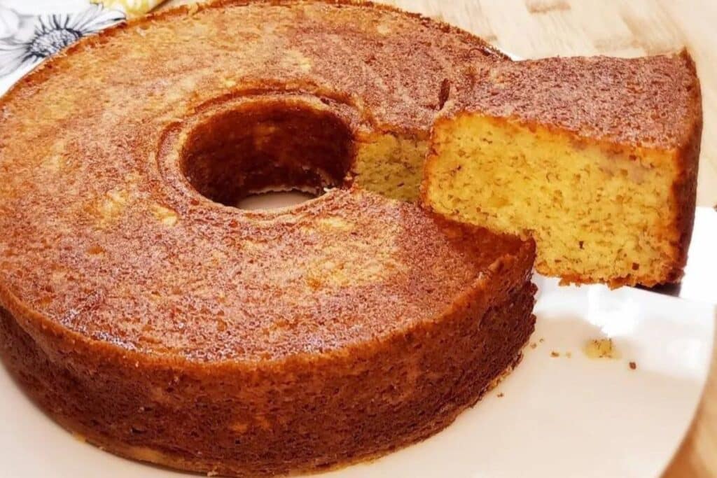 Bolo de Banana Caseiro para Alegrar o seu Dia - Receitas e Cozinha