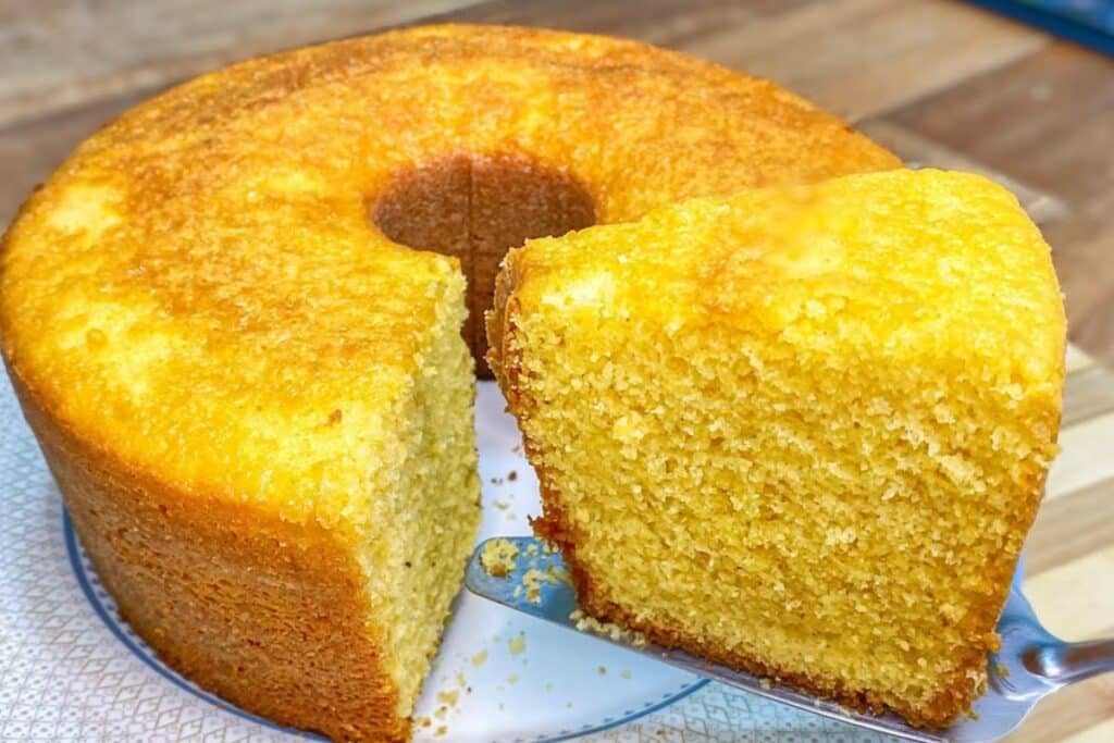 Bolo de Fubá Simples e Fofinho que Derrete na Boca - Receitas e Cozinha