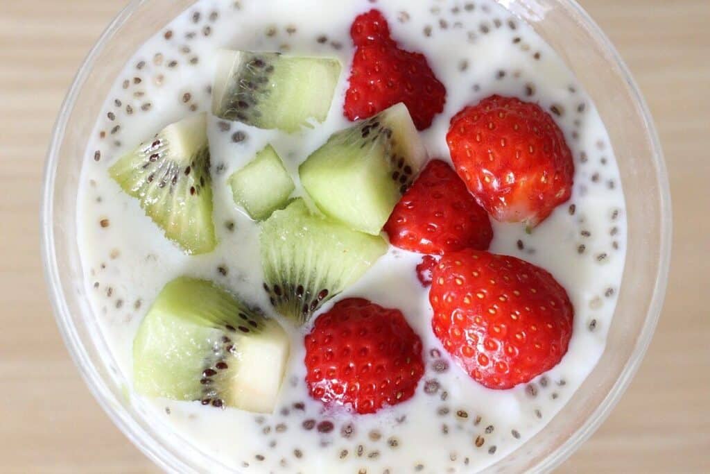 Pudim de Chia e Frutas Saudável para Energizar o Dia - Receitas e Cozinha