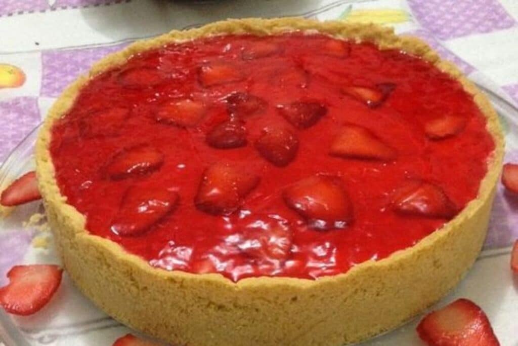 Torta de Morango com Biscoito para Surpreender e Encantar - Receitas e Cozinha