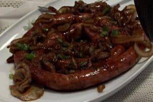 Linguiça ao Vinho Tinto com 3 Ingredientes Fáceis - Receitas e Cozinha