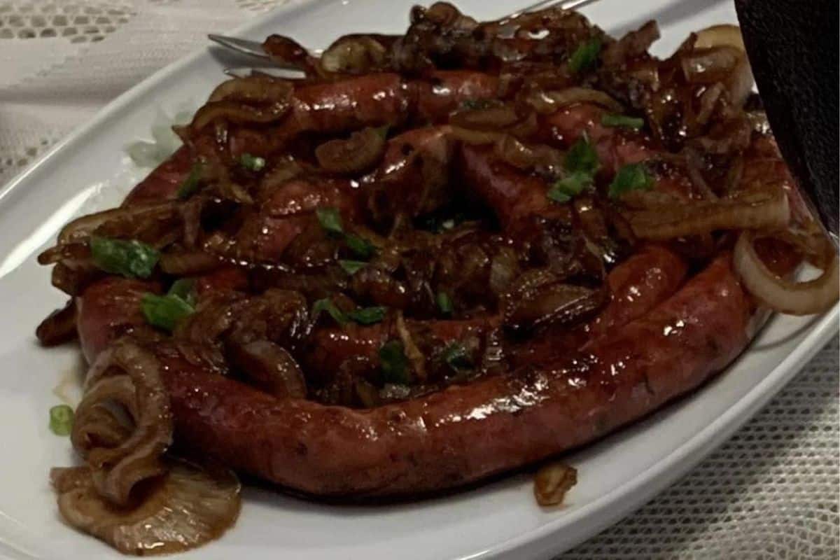 Linguiça ao Vinho Tinto com 3 Ingredientes Fáceis